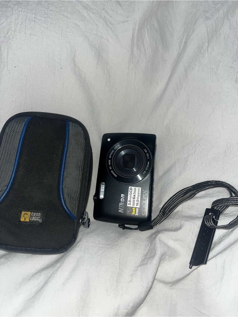 Nikon S4200 Compact Digital Camera in Black with Black Carry Case PARTS ONLY